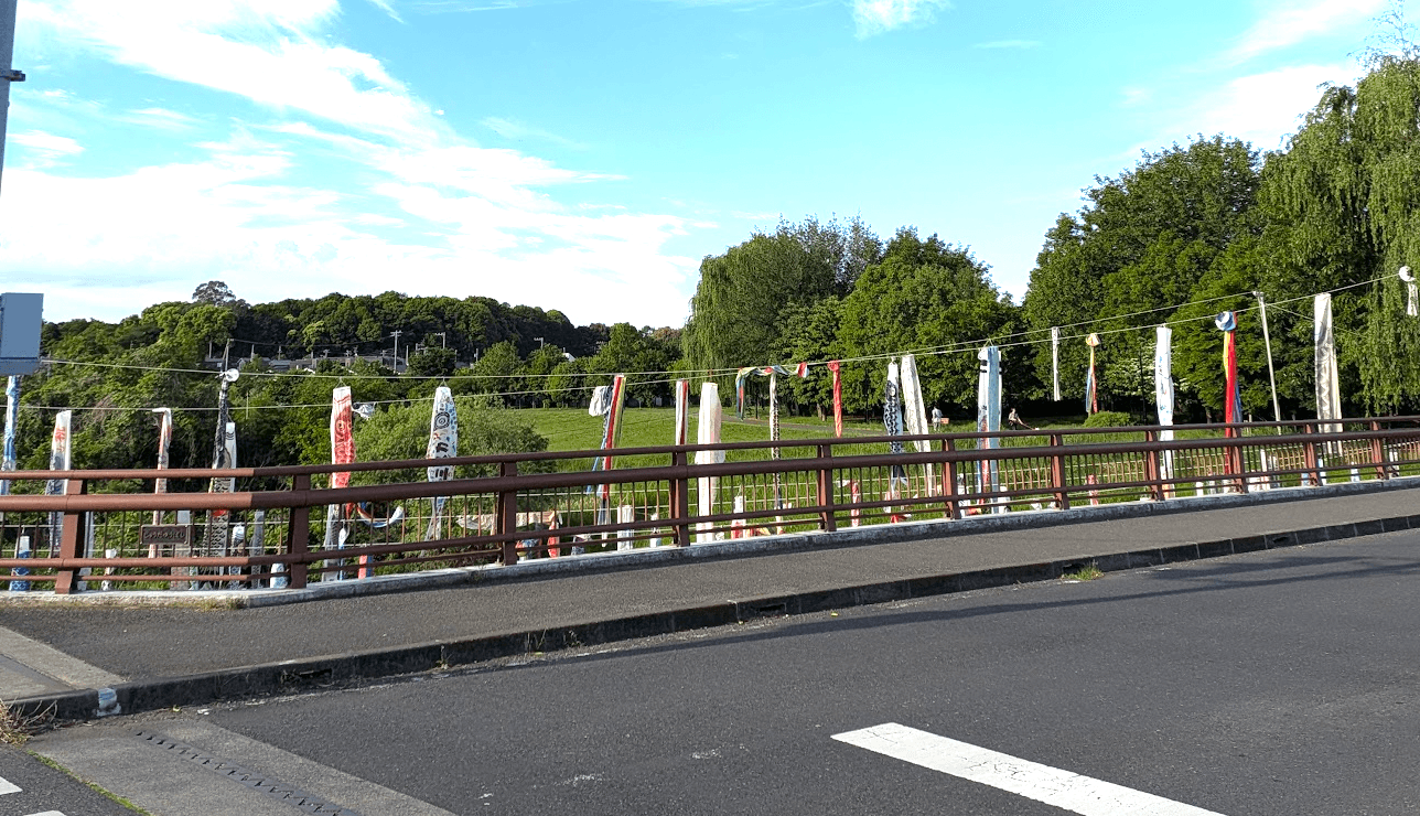 おおたかの森の緑と橋のある道
