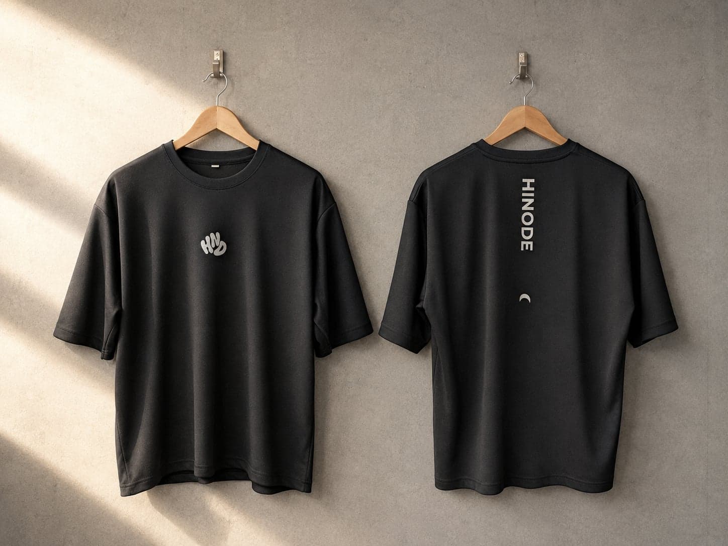 背中にHINODEと書かれた黒いTシャツ